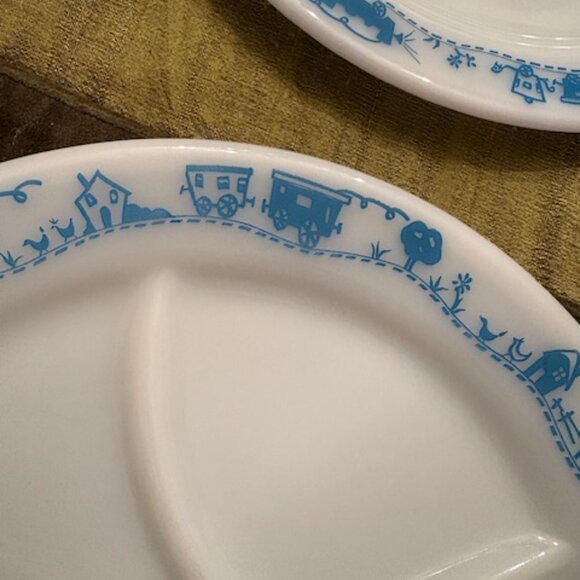 Vintage Set of 2 Pyrex Blue Trains Milk Glass Children's Divided Plates - Picture 6 of 7